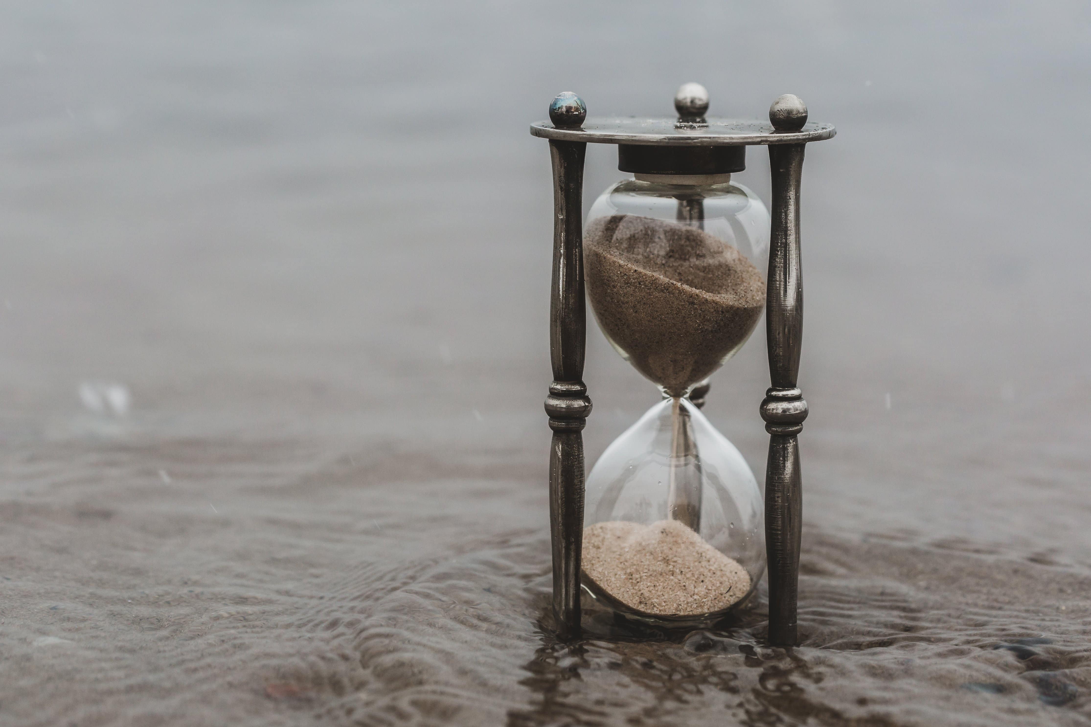 Работа песочных часов. Старинные песочные часы. Песок в песочных часах. Песочные часы Эстетика. Песочные часы в песке.