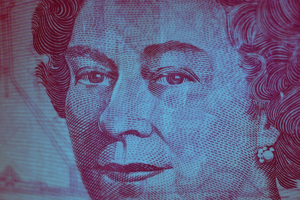 Close up of the Queen on a Canadian bill