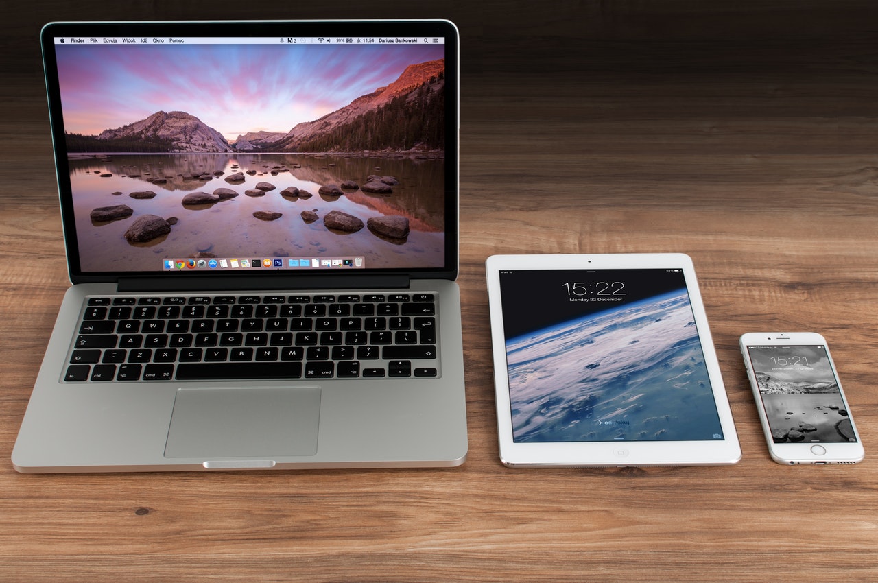 Apple products on a table representing stolen items resold for profit