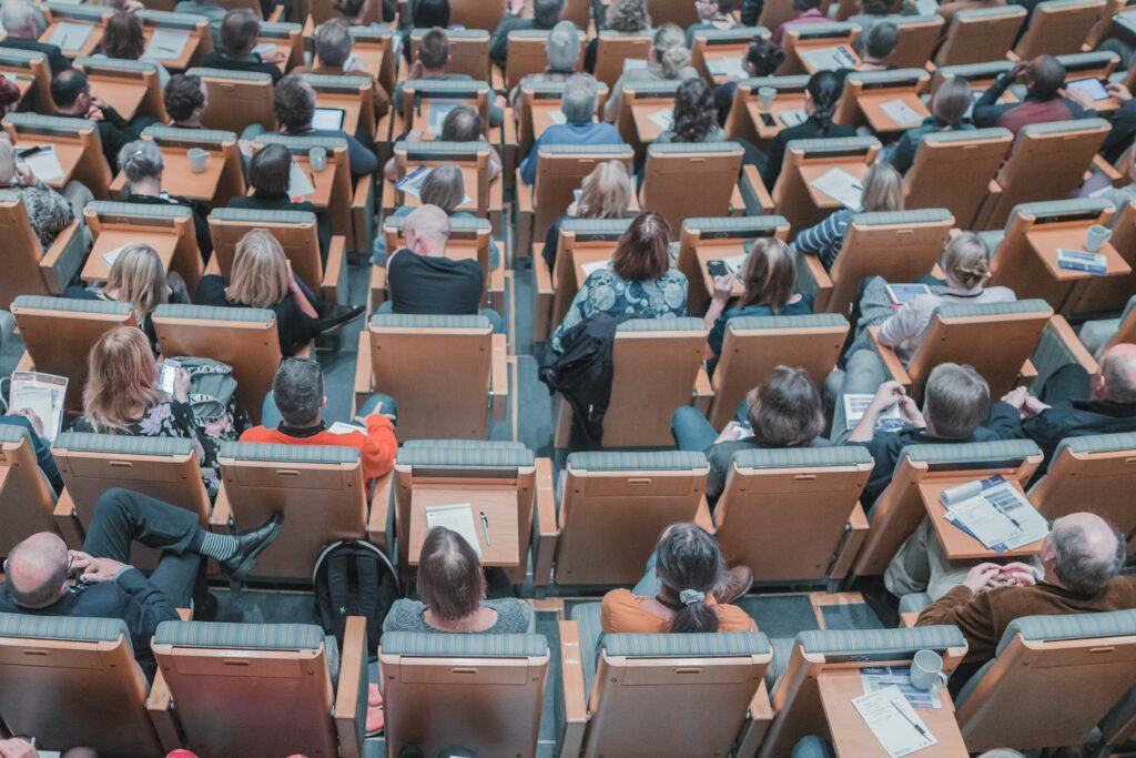View from above of an auditorium full of people, representing class action litigation in Ontario